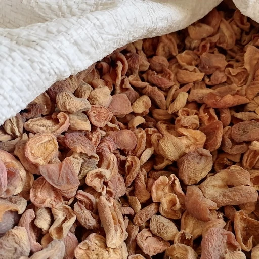 ترکیب برگه زردآلو آفتابی با مغزها